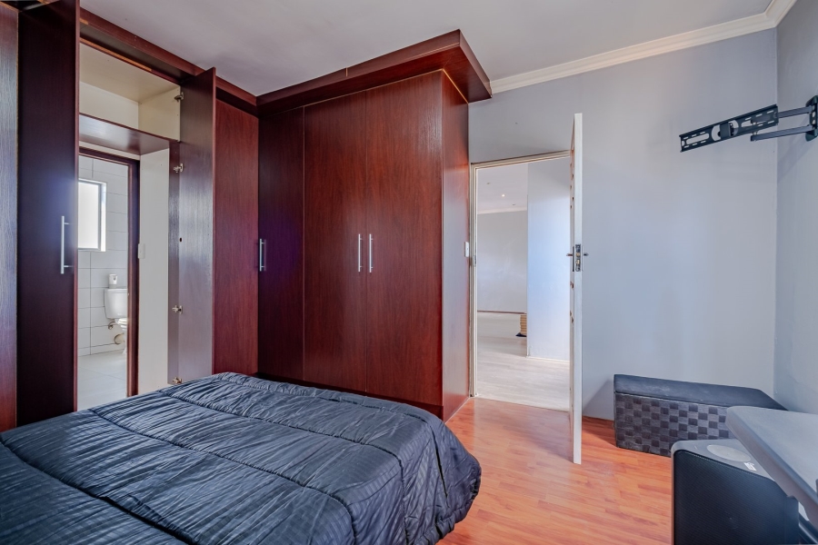 5 Bedroom Property for Sale in Lentegeur Western Cape